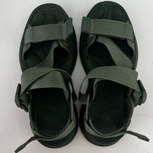 Alexander McQueen
Tread flat sandals